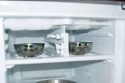 保持冰柜不结冰的有效方法（实用技巧让您告别冰柜结冰困扰）