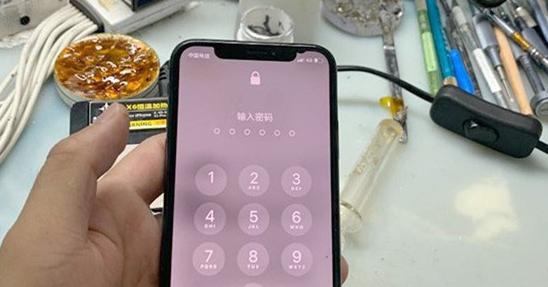 iPhone黑屏自救指南（如何解决iPhone黑屏问题，让你的手机重新点亮）