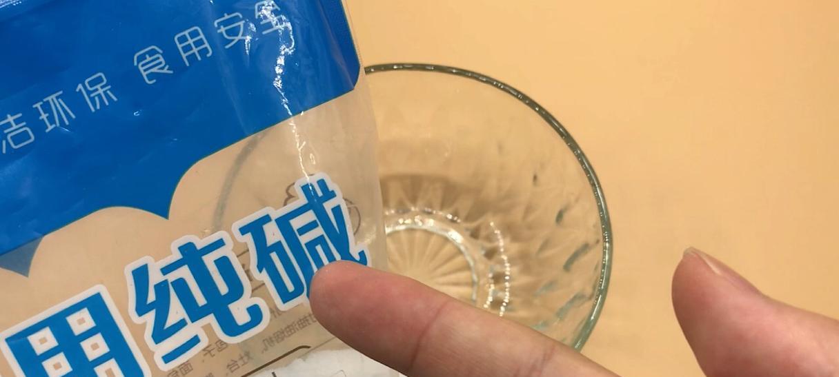 以食用碱清洗油烟机油污的有效方法（可持续、环保的清洁方式）